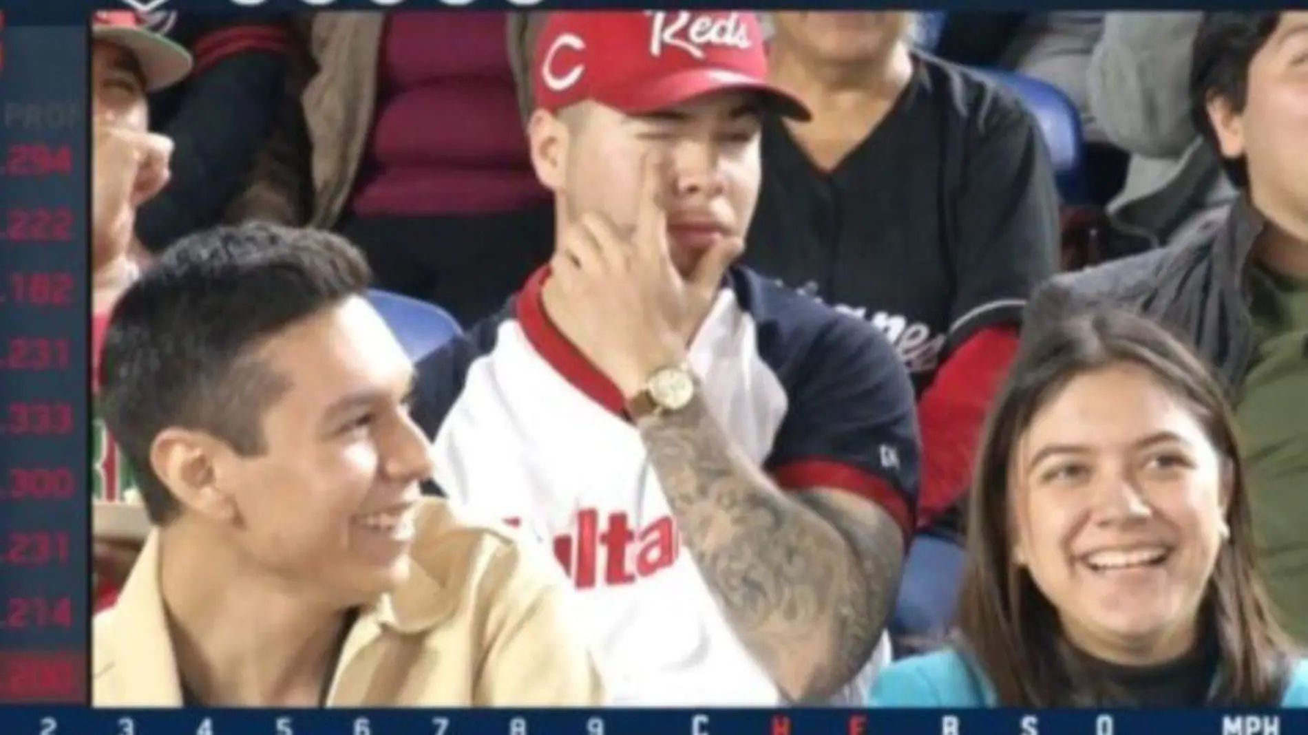 Aficionada de Sultanes bateó a su acompañante en Kiss Cam y besó al hombre de atrás